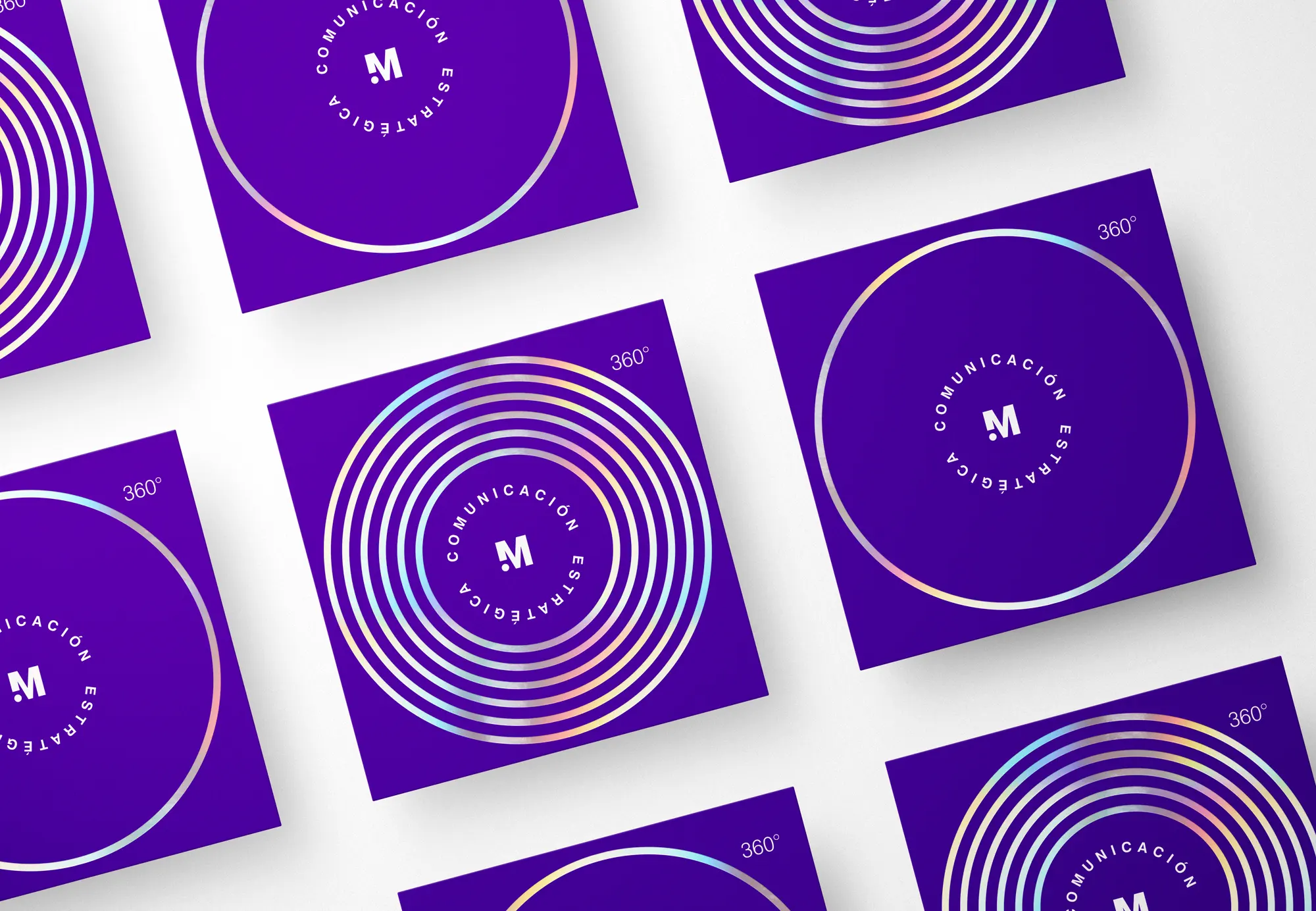Aplicaciones impresas con papel holográfico parte del branding de Marka Comunicación Estratégica